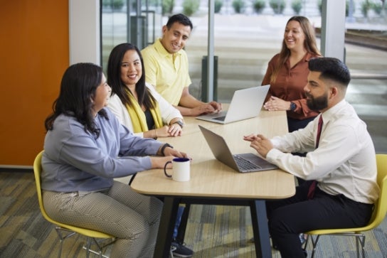 Image of Thunderbird students at a table